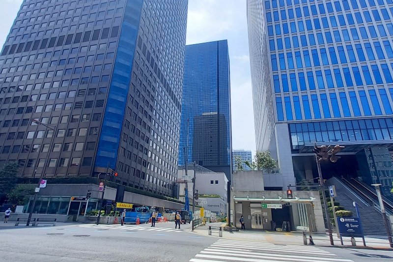 手前左が解体前の「世界貿易センタービル」、中央奥に見えるのが「南館」