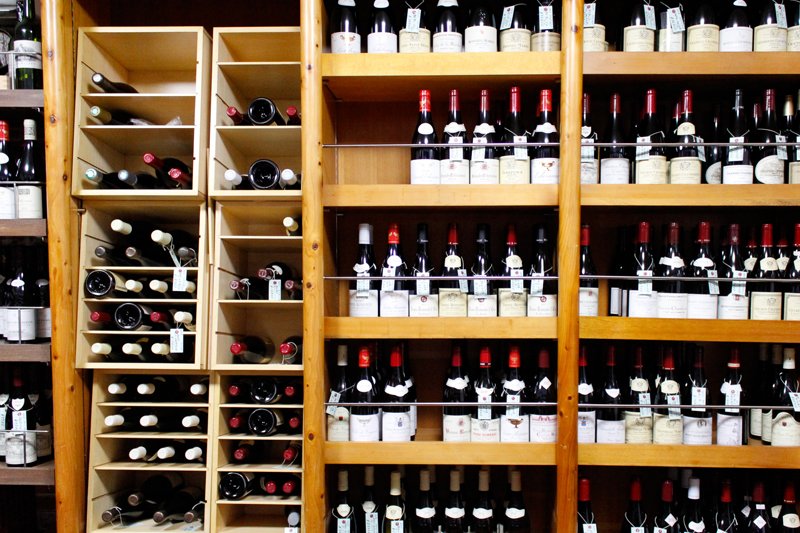 2階のワインセラーに保管されているヴィンテージワイン。ボルドーやブルゴーニュなどフランス産が多い