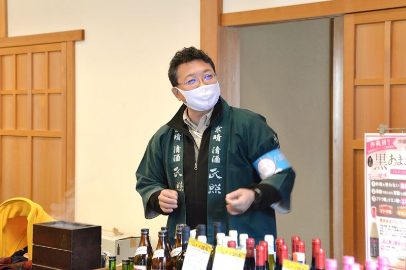 「京晴」の店主として美味しいお酒を販売する神山さん