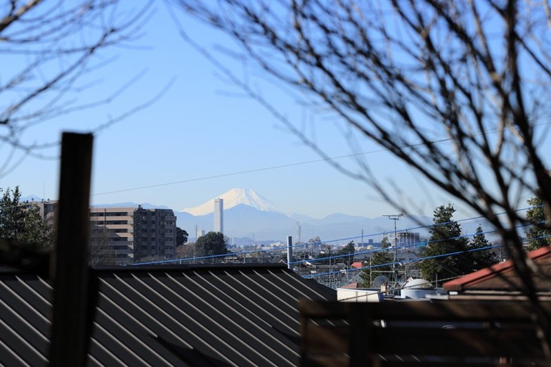 晴れた日に見える富士山