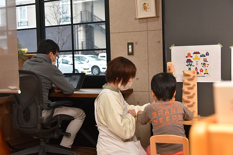 「送迎保育ステーション」の託児機能付きのコワーキングスペース　※画像提供：松戸市