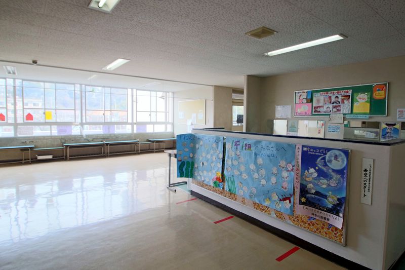 廊下横の広々とした空間にも、児童の制作物などが展示されている