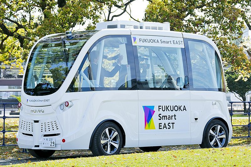 ハンドルのない自動運転小型バス（2021年に実証実験）　※画像提供：福岡市