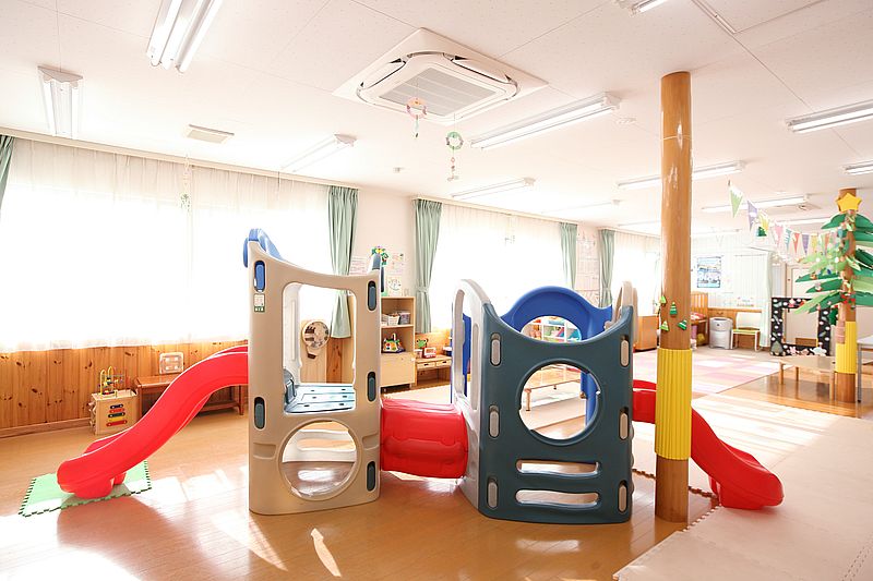 陽光が差し込む明るい部屋で思い切り遊具で遊べる