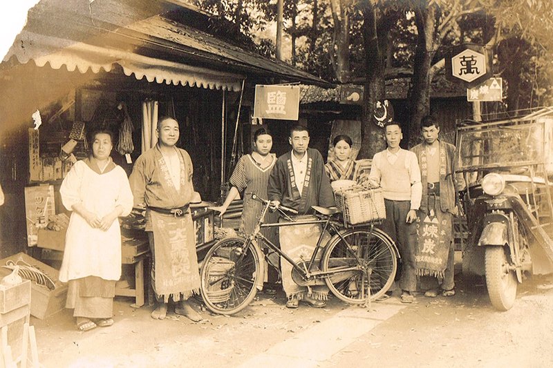 創業者である石塚さんの曽祖父母と2代目の祖父母の写る家族写真