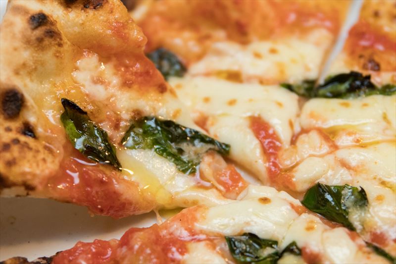優しい食感のピザ生地とジューシーなトマトソース、トロトロのチーズを味わいたい