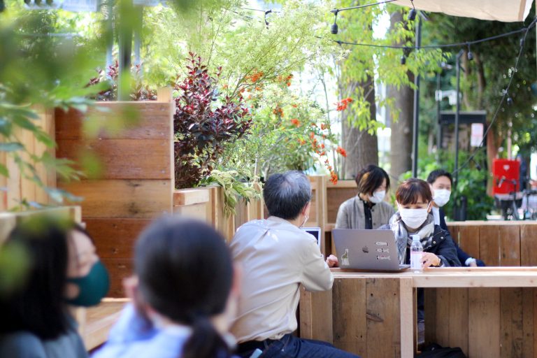 まちなかリビングのある日常。池袋の屋外にリビングにいるようなストリートファニチャーが出現（東京都豊島区）