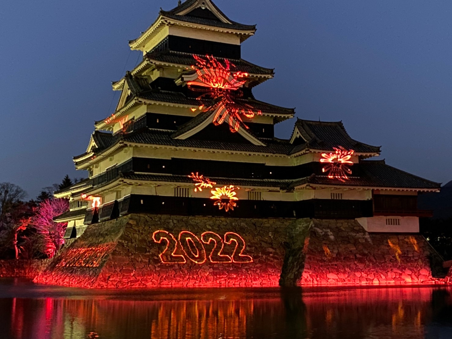 国宝「松本城」でレーザーと光の演出「松本城～氷晶きらめく水鏡」正月特別演出が1月15日まで開催中！