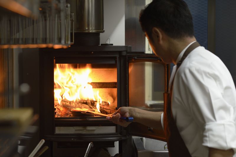薪の熾き火で焼いた北海道産の魚、肉、野菜を提供