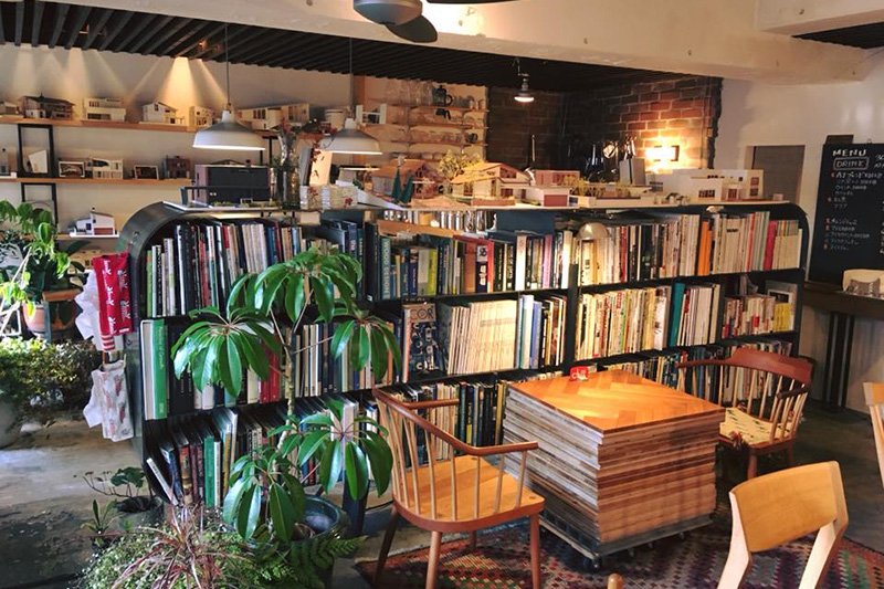 建築系の書籍が本棚に並ぶ「Archi J cafe（アーキ ジェイ カフェ）」
