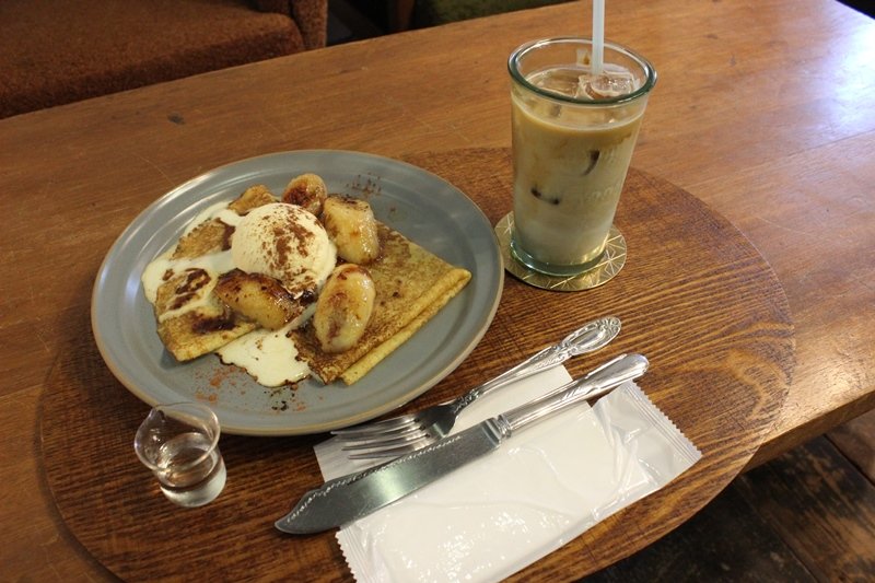 人気メニューのクレープとカフェラテ