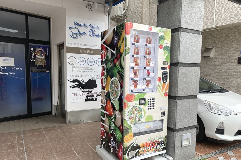 お店の横に設置されている野菜の自動販売機