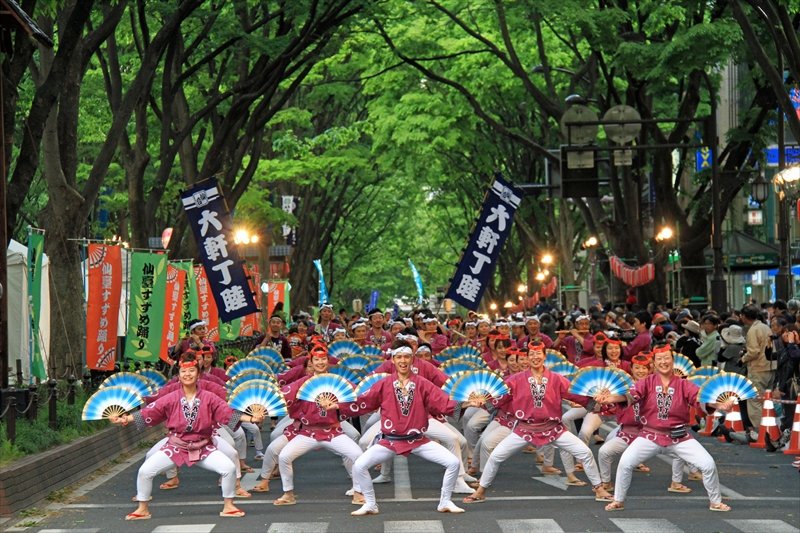 定禅寺通りを中心に各連がはっぴを着て舞い踊る「すずめ踊り」