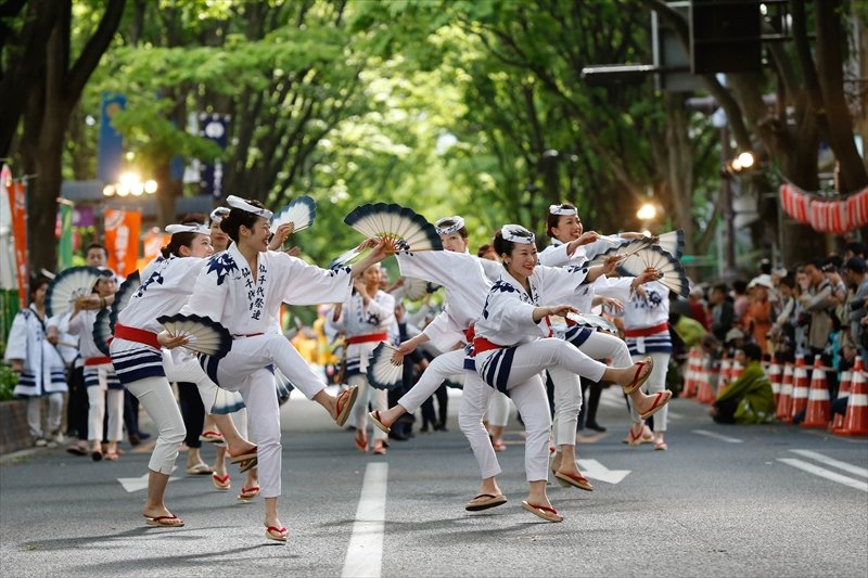 定禅寺通りを中心に各連がはっぴを着て舞い踊る「すずめ踊り」