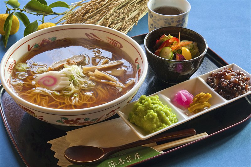 しっかりとお腹を満たす「醤油ラーメン」とおもちがセットでいただける