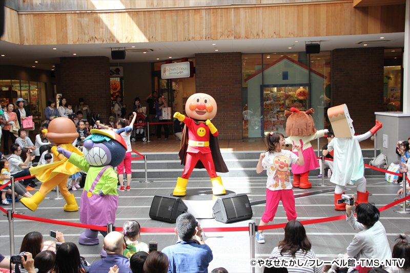 アンパンマン広場でのステージイベント　写真提供：仙台アンパンマンこどもミュージアム＆モール
