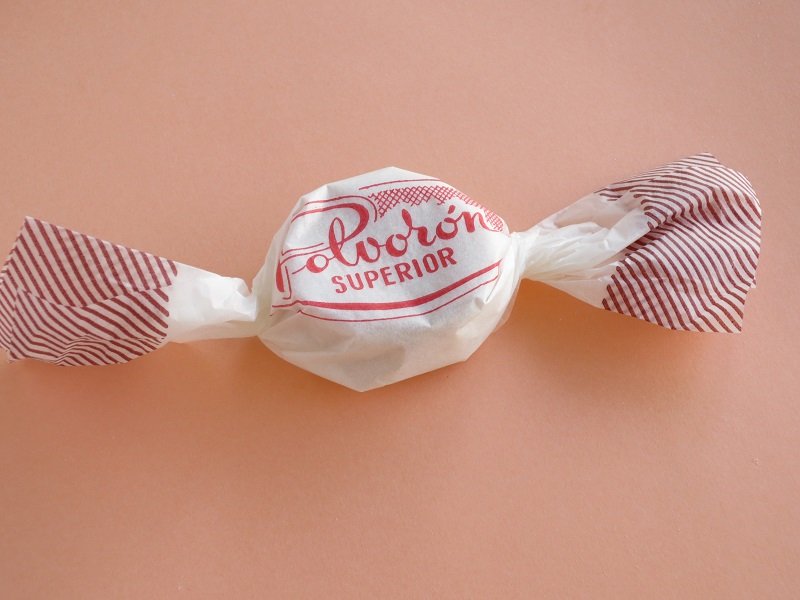 代表的なスペイン菓子「ポルボロン」は、個包装で分けやすい