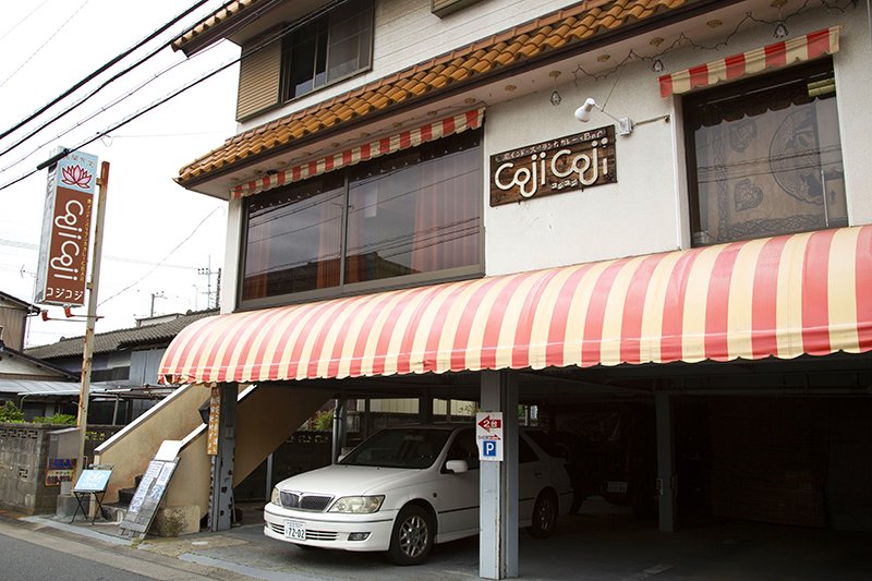 1階には２台の駐車スペース、２階がお店