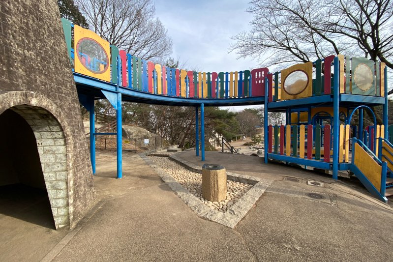 大型複合遊具がある「八幡山公園」