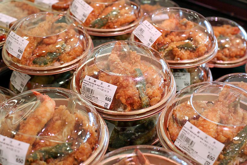 新鮮な魚介類を贅沢に使った「海鮮天丼」は目玉商品の一つ