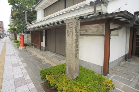 粕壁宿・田村本店前の碑