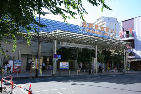 1962年開業の「松原団地」駅。2017年に「獨協大学前（副名：草加松原）」駅に改称。
