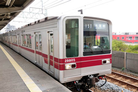 五反野駅の東武スカイツリーライン日比谷線直通電車