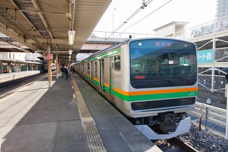 上尾駅の高崎線電車