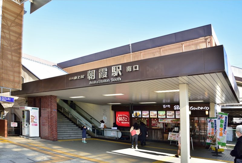「朝霞」駅には東武東上線の準急も停車