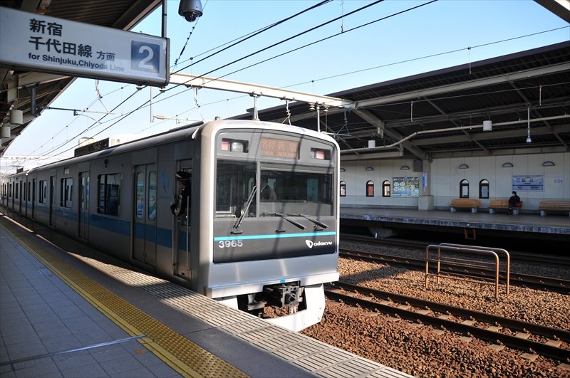 「狛江」駅を発車する小田急線