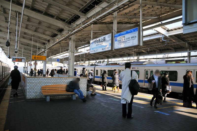 小田急線から千代田線へ乗換える「代々木上原」駅ホーム