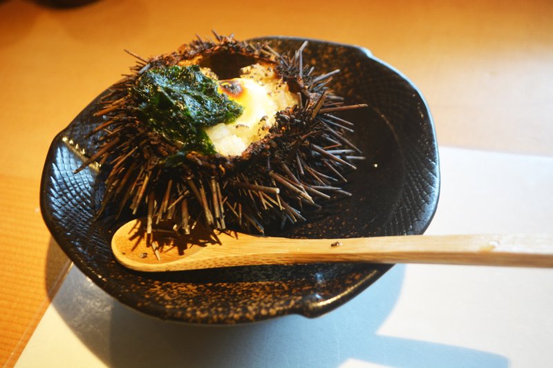 青森県産生ウニと酢飯を和えた焼き物