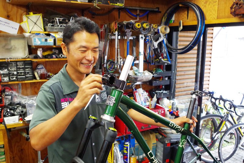 豊富な知識と経験をもつ店主が、自転車の魅力を熱く語ってくれる