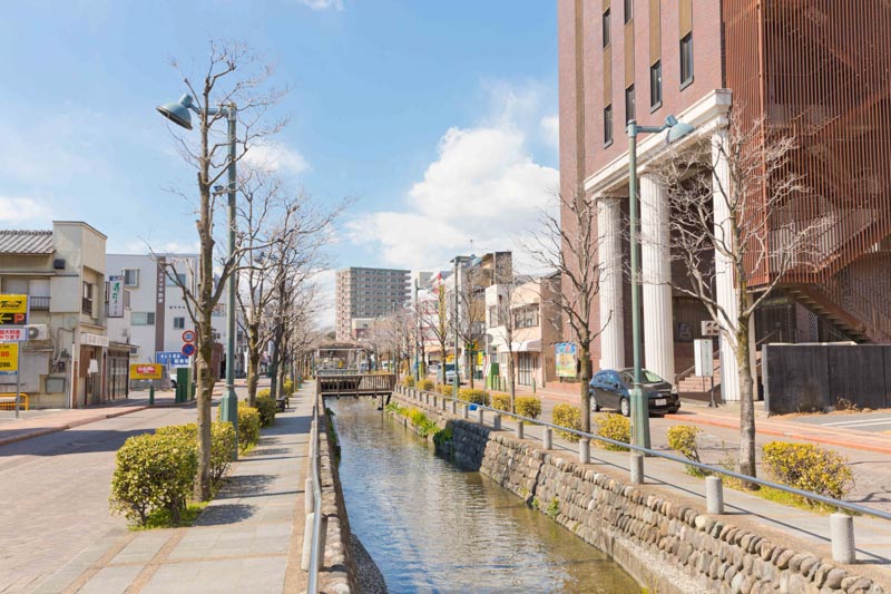 せせらぎ沿いの遊歩道「星川シンボルロード」