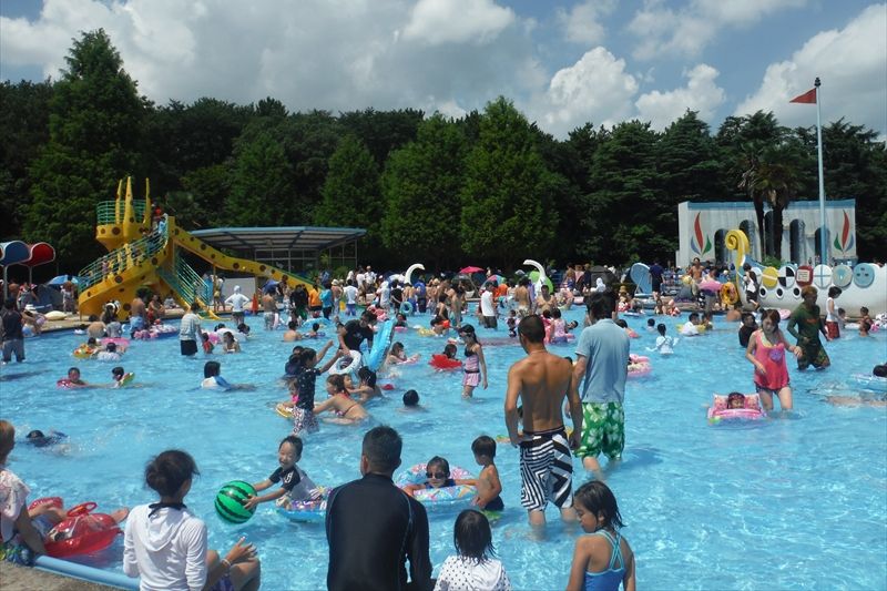 夏場は近隣から多くの人が訪れる人気のプール
