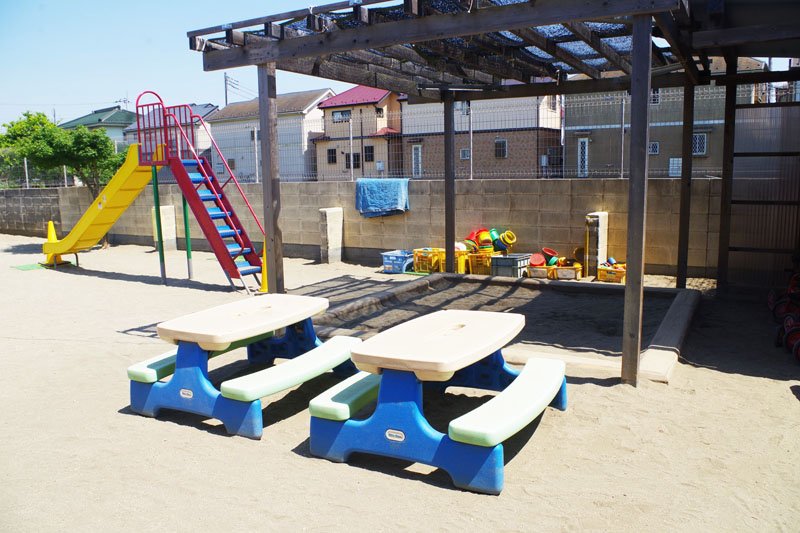 砂場やプールに滑り台、園児たちが夢中で遊べる設備が整っている