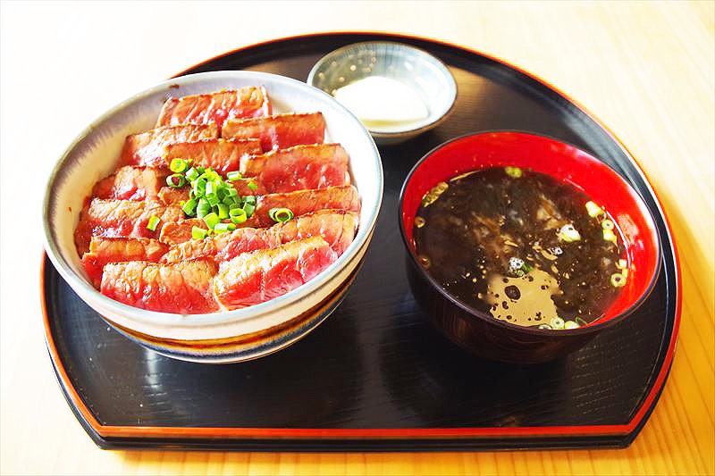 味噌汁の具には、磯の香あふれる宮城県東松島のアイザワ水産の岩海苔を使用