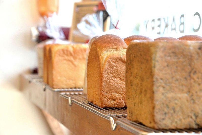 国産小麦使用、化学調味料と保存料は不使用の、こだわりのパンが並ぶ