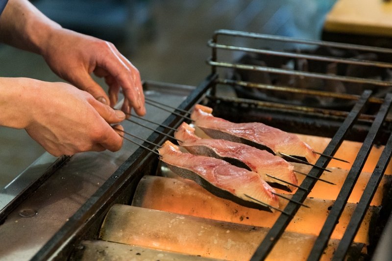 焼き場で魚を焼く様子を見ることもできる