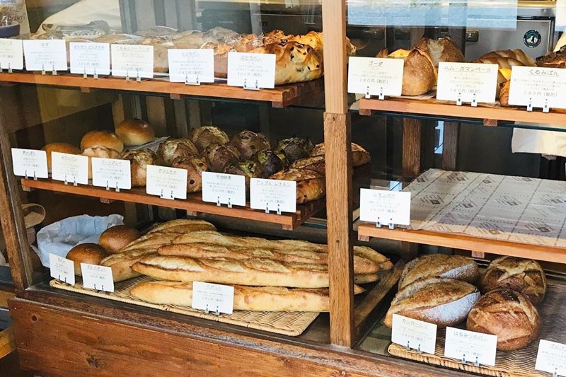 様々な種類のパンが並ぶ