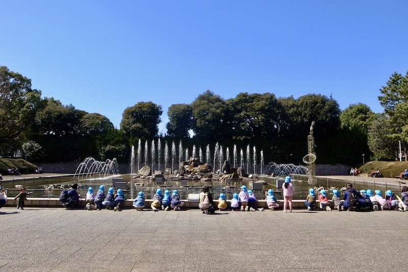 「北浦和公園」の噴水を楽しむ子どもたち