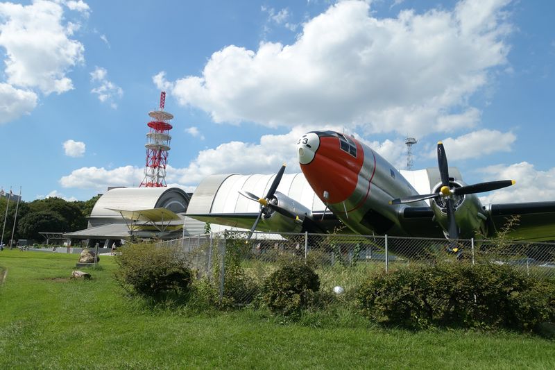 航空発祥記念館前に展示している輸送機