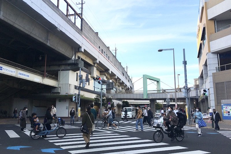 賑わう駅前の様子