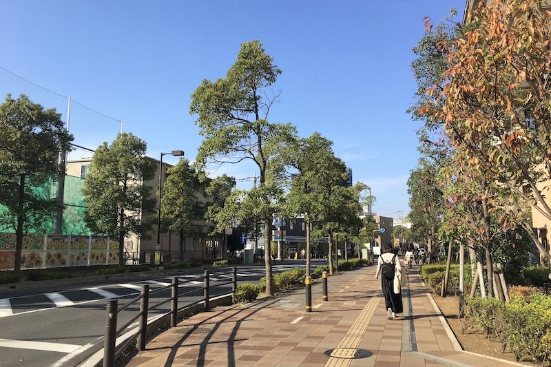 駅周辺の歩道は広々で歩きやすい