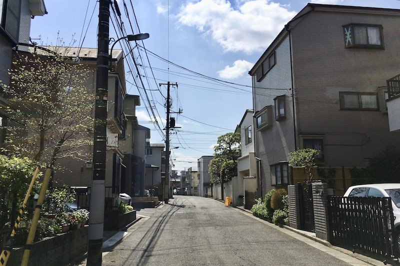 閑静な住宅街を進む道のり