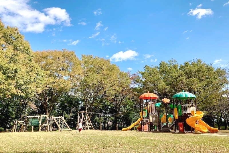 自然の雑木林に囲まれる「戸塚中台公園」