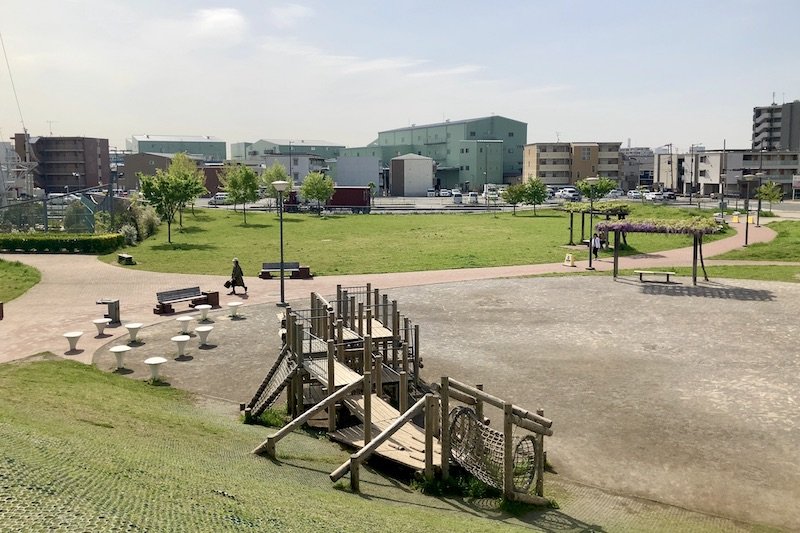 「やしお駅前公園」の築山から見た景色