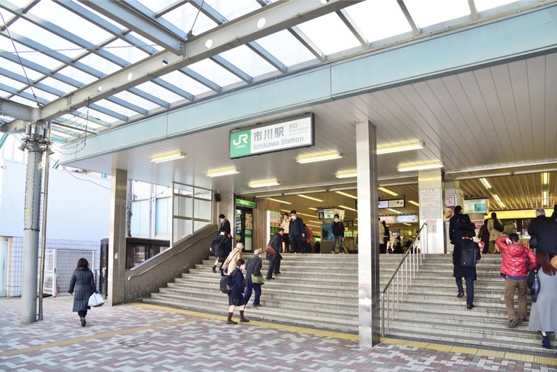 JR総武線の快速と各駅停車が停車する「市川」駅