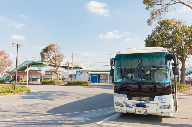 東京方面行きのバスも発着する「青堀」駅