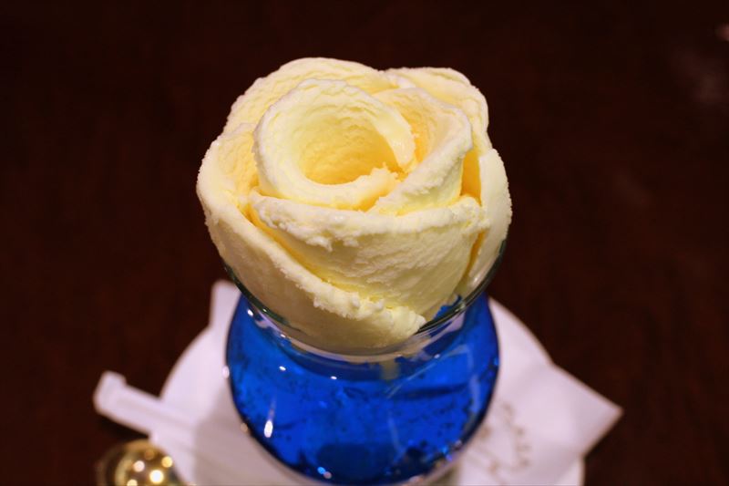 薔薇の形に盛り付けられたアイスクリーム